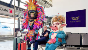 Am Samstag, den 8. November startet live auf ProSieben eine neue Staffel von „The Masked Singer“. Welche hinter irrwitzigen Kostümen verborgene Promis Gastgeber Matthias Opdenhövel auf die Bühne bittet, ist streng geheim. Wer mitraten will, sollte auf alle Fälle genau hinhören. Foto © Joyn