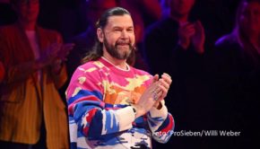 Musiker Rea Garvey gehört in Staffel 9 nicht zum Stamm-Rateteam der ProSieben-Show „The Masked Singer“, kehrt aber im Halbfinale am 16. Dezember zurück. Als Gast nimmt er an der Seite von Ruth Moschner und Rick Kavanian Platz. (Foto: ProSieben/Willi Weber)