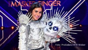 Als „Skelett“ gewann Sarah Engels 2020 die dritte Staffel von „The Masked Singer“. Am 29. April mischt die Entertainerin nun wieder in der ProSieben-Erfolgsshow mit. Im Halbfinale von Staffel 8 nimmt sie an der Seite von Ruth Moschner und Rea Garvey im Rateteam Platz. (Foto: ProSieben/Willi Weber)
