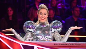 Am 8. Oktober geht ProSieben mit seiner Erfolgsshow „The Masked Singer“ in die zweite Runde von Staffel 7. Moderatorin und Autorin Ruth Moschner nimmt wieder ihren festen Platz im Rateteam ein. Zu ihr gesellen sich diesmal Comedienne Carolin Kebekus und Rapper Eko Fresh. (Foto: ProSieben/Willi Weber)