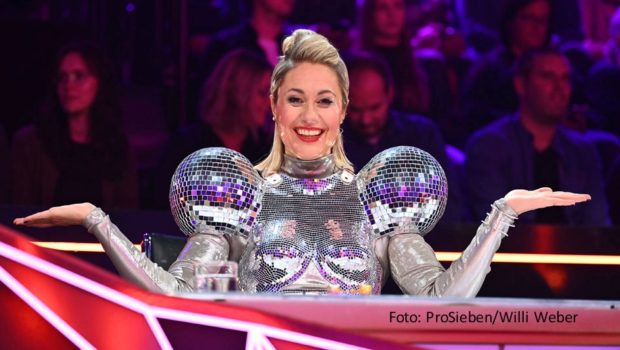 Am 8. Oktober geht ProSieben mit seiner Erfolgsshow „The Masked Singer“ in die zweite Runde von Staffel 7. Moderatorin und Autorin Ruth Moschner nimmt wieder ihren festen Platz im Rateteam ein. Zu ihr gesellen sich diesmal Comedienne Carolin Kebekus und Rapper Eko Fresh. (Foto: ProSieben/Willi Weber)