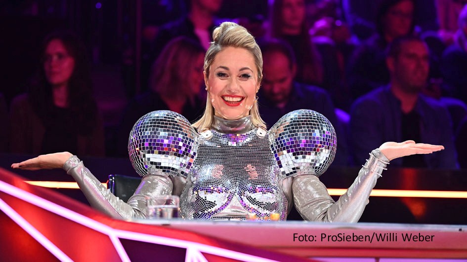 Am 8. Oktober geht ProSieben mit seiner Erfolgsshow „The Masked Singer“ in die zweite Runde von Staffel 7. Moderatorin und Autorin Ruth Moschner nimmt wieder ihren festen Platz im Rateteam ein. Zu ihr gesellen sich diesmal Comedienne Carolin Kebekus und Rapper Eko Fresh. (Foto: ProSieben/Willi Weber)