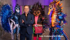 Moderator Matthias Opdenhövel und seine kostümierten Mitstreiter stehen in den Startlöchern. Am 1. April startet bei ProSieben und Joyn die achte Staffel der Musikshow „The Masked Singer“. Zum Auftakt wird das Stamm-Rateteam Ruth Moschner und Rea Garvey von Wincent Weiss unterstützt. (Foto: ProSieben/Willi Weber)