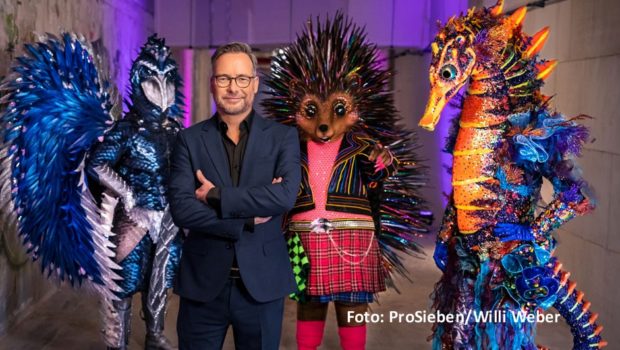 Moderator Matthias Opdenhövel und seine kostümierten Mitstreiter stehen in den Startlöchern. Am 1. April startet bei ProSieben und Joyn die achte Staffel der Musikshow „The Masked Singer“. Zum Auftakt wird das Stamm-Rateteam Ruth Moschner und Rea Garvey von Wincent Weiss unterstützt. (Foto: ProSieben/Willi Weber)