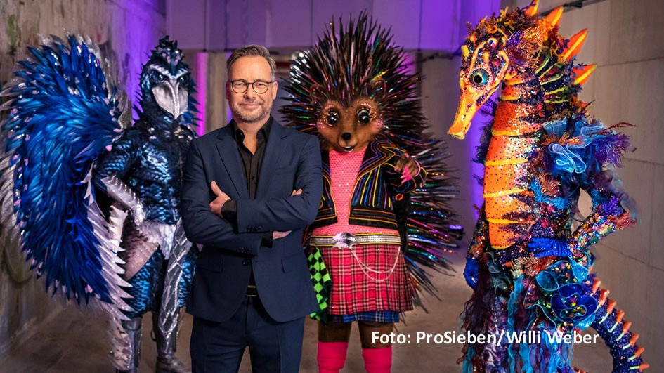 Moderator Matthias Opdenhövel und seine kostümierten Mitstreiter stehen in den Startlöchern. Am 1. April startet bei ProSieben und Joyn die achte Staffel der Musikshow „The Masked Singer“. Zum Auftakt wird das Stamm-Rateteam Ruth Moschner und Rea Garvey von Wincent Weiss unterstützt. (Foto: ProSieben/Willi Weber)