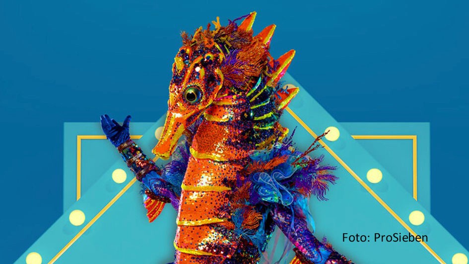 Im Vorfeld der achten Staffel von „The Masked Singer“, die am 1. April startet, stellte ProSieben jetzt das „Seepferdchen“ als ersten Charakter vor. Unter der farbenfrohen Maske soll sich laut Ankündigung ein „richtiger Superstar“ verbergen. (Foto: ProSieben)