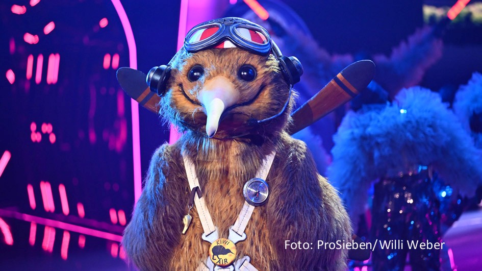 Das Rätselraten hat begonnen. Verbirgt sich in Staffel 9 von „The Masked Singer“ wirklich Schauspieler Uwe Ochsenknecht unter dem Kostüm des „Kiwi“? Sein „Männer“-Kollege Heiner Lauterbach, der am 26. November als Rateteam-Gast antritt, könnte es wissen. (Foto: ProSieben/Willi Weber)