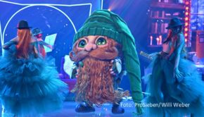 Mit sechs kostümierten Promis, darunter auch der langbärtige „Klaus Claus“ geht die ProSieben-Show „The Masked Singer“ am 9. Dezember in die vierte Staffelrunde. Das Rateteam bilden Ruth Moschner und Rick Kavavian mit dem Comedy-Geschwisterpaar Carolin und David Kebekus. (Foto: ProSieben/Willi Weber)