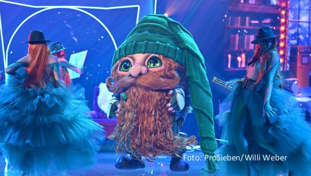 Mit sechs kostümierten Promis, darunter auch der langbärtige „Klaus Claus“ geht die ProSieben-Show „The Masked Singer“ am 9. Dezember in die vierte Staffelrunde. Das Rateteam bilden Ruth Moschner und Rick Kavavian mit dem Comedy-Geschwisterpaar Carolin und David Kebekus. (Foto: ProSieben/Willi Weber)