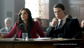 MagentaTV bringt „The Rainmaker“, die Serienadaption des Erfolgsromans von John Grisham, ab dem 1. Januar 2026 nach Deutschland. In der zehnteiligen ersten Staffel sind u.a. Milo Callaghan als junger Anwalt Rudy Baylor und Lana Parrilla als seine Chefin Bruiser Stone zu sehen. (Foto © Christopher Barr/USA Network)