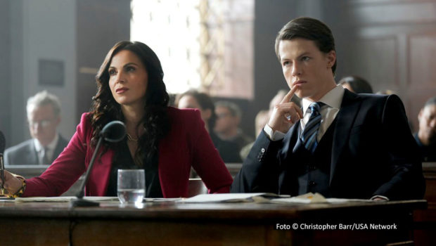 MagentaTV bringt „The Rainmaker“, die Serienadaption des Erfolgsromans von John Grisham, ab dem 1. Januar 2026 nach Deutschland. In der zehnteiligen ersten Staffel sind u.a. Milo Callaghan als junger Anwalt Rudy Baylor und Lana Parrilla als seine Chefin Bruiser Stone zu sehen. (Foto © Christopher Barr/USA Network)