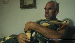 Der Sender National Geographic präsentiert am 12. Januar den preisgekrönten Dokumentarfilm „The Tale of Silyan – Der Mann und der Storch“, der von der ungewöhnlichen und berührenden Freundschaft eines Bauern mit einem verwundeten Vogel erzählt. Foto © National Geographic