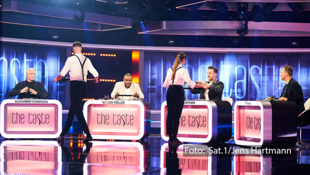 Nach sechs spannenden Wochen geht am 14. Juni die elfte „The Taste“-Staffel zu Ende. Im Finale entscheidet neben den Coaches Alexander Kumptner, Nelson Müller, Tim Raue und Alexander Herrmann auch Gastjuror Frank Rosin, wer zur Siegerin oder zum Sieger gekürt wird. (Foto: Sat.1/Jens Hartmann)