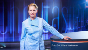 Bei „The Taste“ läuten am 8. November die Schulglocken. Gastjurorin Cornelia Poletto schickt die vier Coaches auf eine kulinarische Reise ins kochende Klassenzimmer. Dort stehen Genusslöffel zu den verschiedensten Schulfächern auf dem Stundenplan. (Foto: Sat.1/Jens Hartmann)