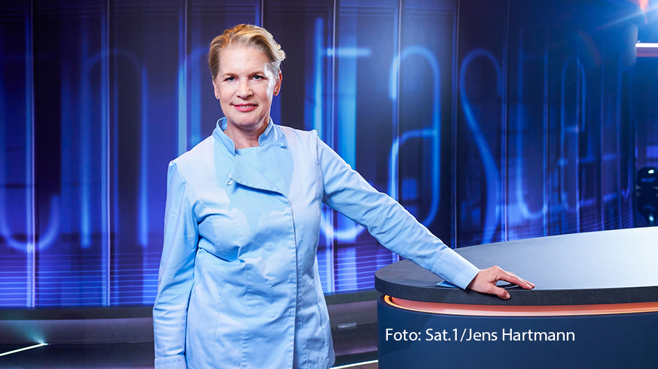 Bei „The Taste“ läuten am 8. November die Schulglocken. Gastjurorin Cornelia Poletto schickt die vier Coaches auf eine kulinarische Reise ins kochende Klassenzimmer. Dort stehen Genusslöffel zu den verschiedensten Schulfächern auf dem Stundenplan. (Foto: Sat.1/Jens Hartmann)
