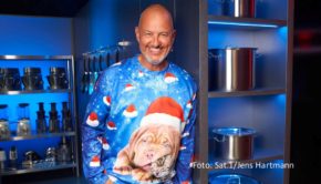 In der vorletzten Staffelrunde wird’s bei „The Taste“ bunt und weihnachtlich. Die Coaches Frank Rosin, Tim Raue, Alexander Kumptner und Alexander Herrmann werfen sich in „Ugly Sweater“-Outfits und begrüßen zudem ihre Koch-Kollegin Viktoria Fuchs als Gastjurorin. (Foto: Sat.1/Jens Hartmann)