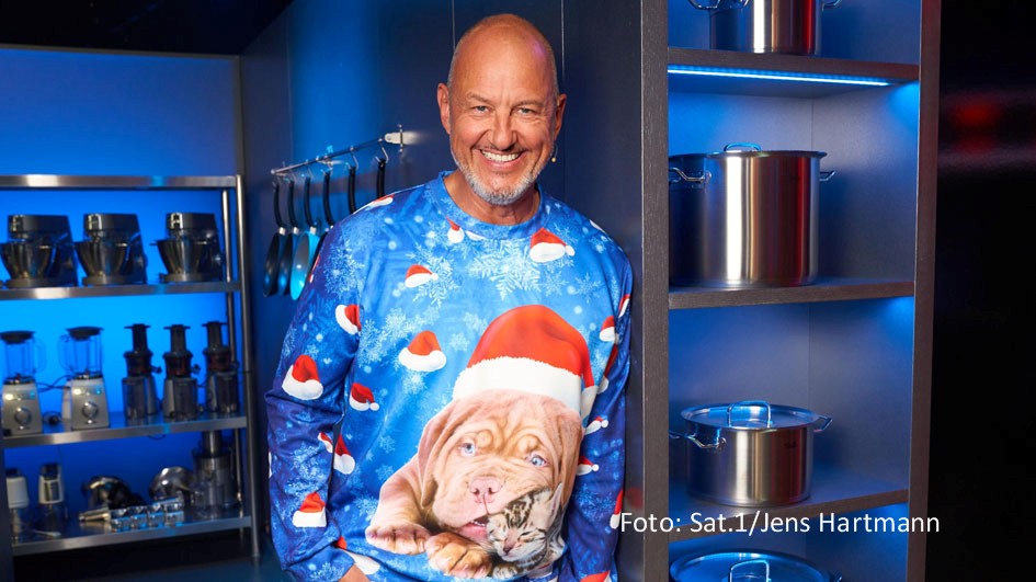 In der vorletzten Staffelrunde wird’s bei „The Taste“ bunt und weihnachtlich. Die Coaches Frank Rosin, Tim Raue, Alexander Kumptner und Alexander Herrmann werfen sich in „Ugly Sweater“-Outfits und begrüßen zudem ihre Koch-Kollegin Viktoria Fuchs als Gastjurorin. (Foto: Sat.1/Jens Hartmann)