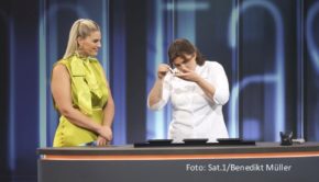 In der vierten Staffelfolge von „The Taste“ begrüßen Moderatorin Angelina Kirsch sowie die Coaches Alex Kumptner, Tim Raue, Frank Rosin und Alexander Herrmann die Münchener Zwei-Sterne-Köchin Rosina Ostler. Sie trat vor zehn Jahren selbst als Hobby-Kandidatin in der Sat.1-Show an. (Foto: Sat.1/Benedikt Müller)