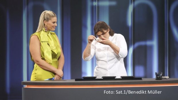 In der vierten Staffelfolge von „The Taste“ begrüßen Moderatorin Angelina Kirsch sowie die Coaches Alex Kumptner, Tim Raue, Frank Rosin und Alexander Herrmann die Münchener Zwei-Sterne-Köchin Rosina Ostler. Sie trat vor zehn Jahren selbst als Hobby-Kandidatin in der Sat.1-Show an. (Foto: Sat.1/Benedikt Müller)