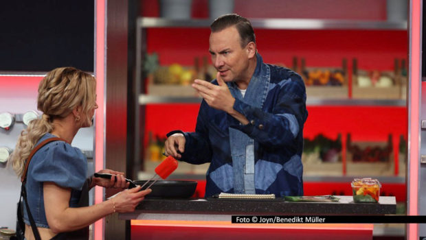 In der neuen Folge der Sat.1-Show „The Taste“ gibt’s nicht nur zwischen Coach Tim Raue und seinem Schützling Nicole lebhafte Diskussionen. Als Gastjuror bringt der Schweizer Drei-Sterne-Koch Andreas Caminada mit seinen Aufgaben ordentlich Bewegung in die Studioküche. Foto © Joyn/Benedikt Müller