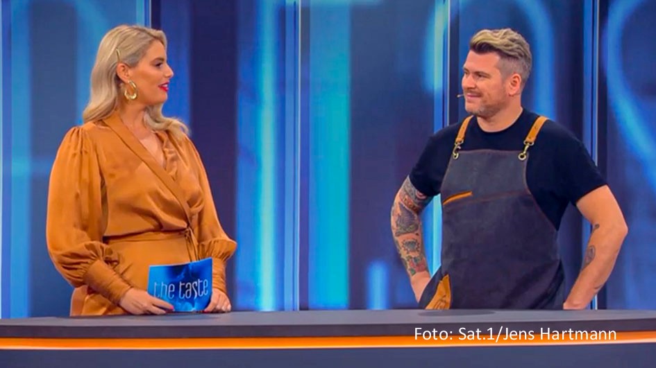 In der neuen Ausgabe der Sat.1-Show „The Taste“ begrüßt Moderatorin Angelina Kirsch gleich zwei Gastjuroren aus Köln. Zwei-Sterne-Koch Daniel Gottschlich und sein Patissier aus dem Restaurant „Ox & Klee“, Hannes Radeck, stellen den Kandidaten und Kandidaten anspruchsvolle Aufgaben. (Foto: Sat.1/Jens Hartmann)