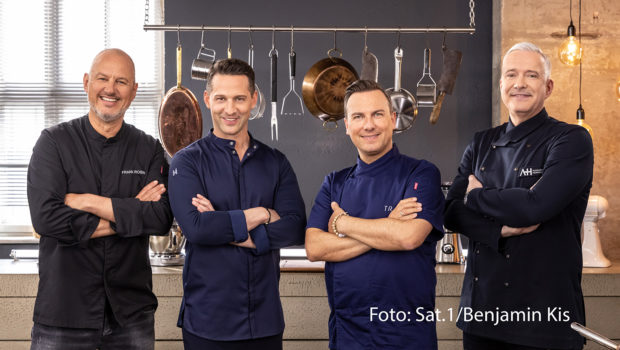In der Sat.1-Show „The Taste“ geht’s am 28. September musikalisch zu. Die Coaches Frank Rosin, Alexander Kumptner, Tim Raue und Alexander Herrmann begrüßen als Gast ihren Koch-Kollegen Nelson Müller – und der ist bekanntermaßen auch als Sänger aktiv. (Foto: Sat.1/Benjamin Kis)
