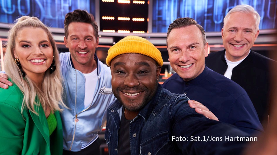 Im Sommer strahlt Sat.1 neue Folgen der von Angelina Kirsch moderierten Kochshow „The Taste“ aus, die derzeit in München aufgezeichnet werden. Als Coaches sind diesmal Tim Raue, Alexander Kumptner, Alexander Herrmann und Nelson Müller dabei. (Foto: Sat.1/Jens Hartmann)