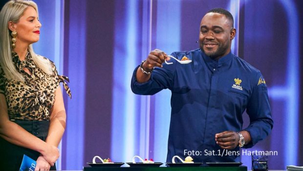 Moderatorin Angelina Kirsch begrüßt am 22. November Sternekoch Nelson Müller als Gastjuror in der Sat.1-Show „The Taste“. In der Staffel zuvor hatte Müller selbst noch als Coach den Platz von Frank Rosin eingenommen. Nun stellt er den Teams Aufgaben unter dem Motto „Deutsche Küche“. (Foto: Sat.1/Jens Hartmann)