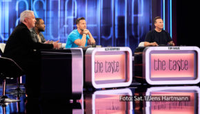 „The Taste” geht am 31. Mai auf eine kulinarische Reise von London bis nach Tirol. Gastjuror und Spitzenkoch Johannes Nuding verlangt von den Teams um die Coaches Alexander Herrmann, Nelson Müller, Alexander Kumptner und Tim Raue u.a. typisch britische Genusslöffel. (Foto: Sat.1/Jens Hartmann)