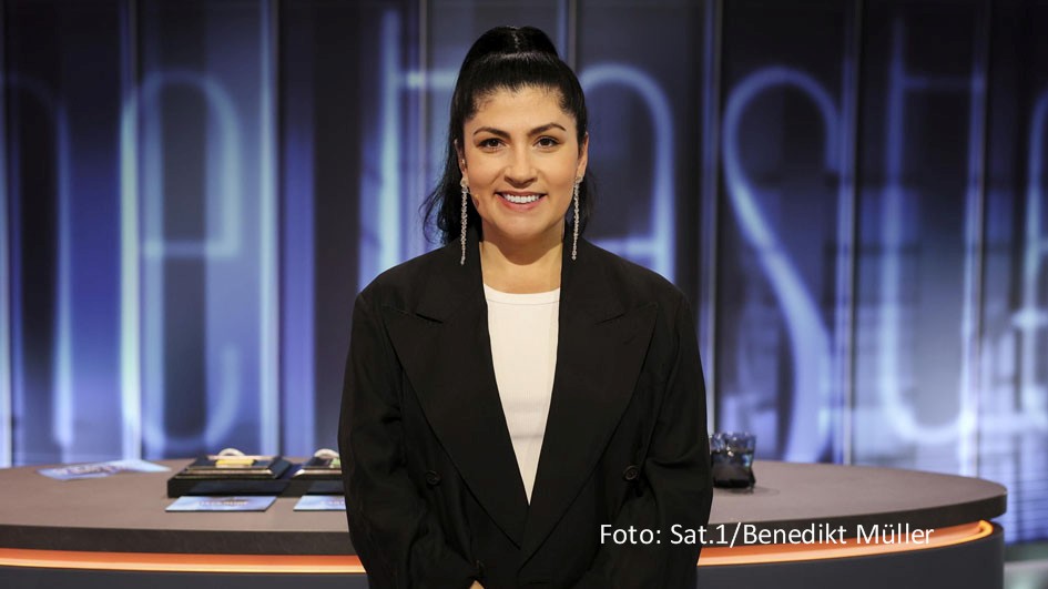 Gemüse spielt die Hauptrolle im Viertelfinale der aktuellen „The Taste“-Staffel in Sat.1. Als Gastjurorin gibt die Züricher Gourmetköchin und Gastronomin Elif Oskan den elf verbliebenen Kandidaten und ihren Coaches für das Teamkochen die Zutaten Kartoffel, Steckrübe, Rote Bete und Topinambur vor. (Foto: Sat.1/Benedikt Müller)