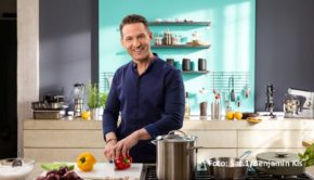 Nach sieben Jahren Pause feiert die „TV total Wok WM“ am 12. November ihr Comeback auf ProSieben. Bei dem Event auf der mittlerweile ausverkauften Bobbahn in Winterberg gehen u.a. „The Taste“-Coach Alexander Kumptner, die Sängerinnen Carolin Niemczyk und Sarah Bora sowie Musiker Joey Kelly an den Start. (Foto: Sat.1/Benjamin Kis)