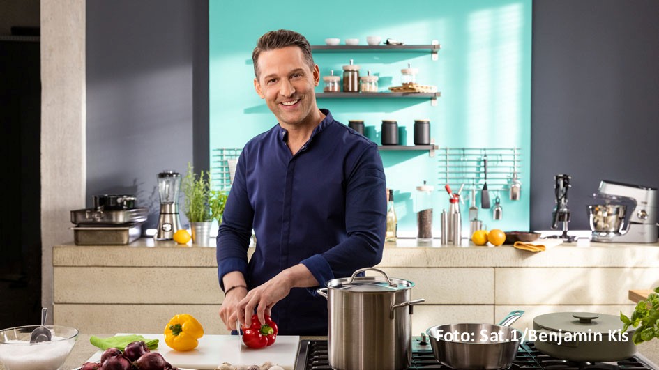Nach sieben Jahren Pause feiert die „TV total Wok WM“ am 12. November ihr Comeback auf ProSieben. Bei dem Event auf der mittlerweile ausverkauften Bobbahn in Winterberg gehen u.a. „The Taste“-Coach Alexander Kumptner, die Sängerinnen Carolin Niemczyk und Sarah Bora sowie Musiker Joey Kelly an den Start. (Foto: Sat.1/Benjamin Kis)