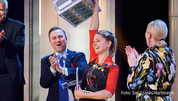 Gestern Abend zeigte Sat.1 um 20:15 Uhr das „The Taste“-Finale der 9. Staffel. Der Sieg und damit das Preisgeld in Höhe von 50.000 Euro und eine eigenes Kochbuch ging an die 22-jährige Paula aus dem Team von Zwei-Sterne-Koch Tim Raue. (Foto: Sat.1/Jens Hartmann)