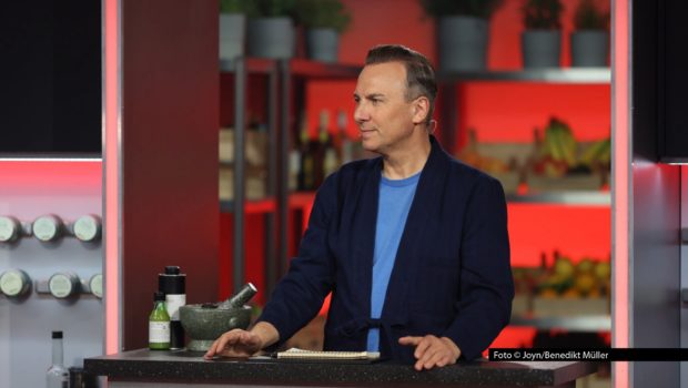 Die diesjährigen „The Taste“-Teams sind besetzt und das erste Gruppenkochen erfolgreich bestanden. Besonders das Team um Coach Tim Raue konnte in der ersten Challenge glänzen. Ob sie sich in der dritten Folge zum Motto „Kreativ französisch“ genauso gut schlagen, zeigt sich am 5. November in Sat.1. Foto © Joyn/Benedikt Müller