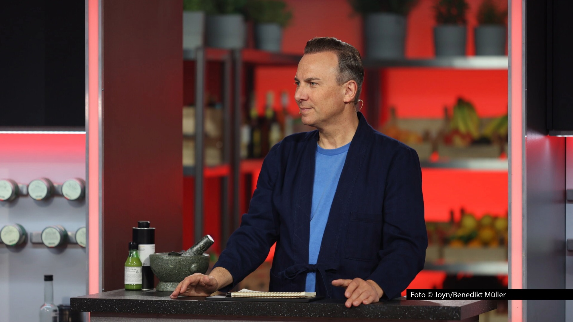 Die diesjährigen „The Taste“-Teams sind besetzt und das erste Gruppenkochen erfolgreich bestanden. Besonders das Team um Coach Tim Raue konnte in der ersten Challenge glänzen. Ob sie sich in der dritten Folge zum Motto „Kreativ französisch“ genauso gut schlagen, zeigt sich am 5. November in Sat.1. Foto © Joyn/Benedikt Müller