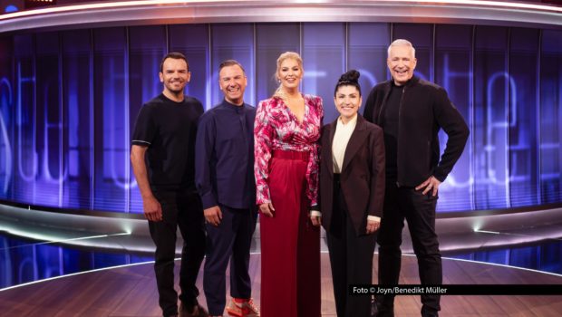 Am 22. Oktober startet die von Angelina Kirsch moderierte Sat.1-Kochshow „The Taste“ in die 14. Staffel. In den neuen Folgen feiern die beiden Spitzenköche Steffen Henssler und Elif Oskan ihre Premiere als Team-Coaches an der Seite von Alexander Herrmann und Tim Raue. Foto © Joyn/Benedikt Müller