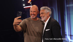 In der dritten Staffelfolge von „The Taste“ sind die Leibgerichte der Weltstars gefragt. Unter den strengen Augen von Gastjuror Mario Gamba gilt es für die Teams von Frank Rosin, Alexander Herrmann, Alex Kumptner und Tim Raue, einen Hauch Hollywood auf die Löffel zu zaubern. (Foto: Sat.1/Benedikt Müller)