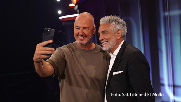 In der dritten Staffelfolge von „The Taste“ sind die Leibgerichte der Weltstars gefragt. Unter den strengen Augen von Gastjuror Mario Gamba gilt es für die Teams von Frank Rosin, Alexander Herrmann, Alex Kumptner und Tim Raue, einen Hauch Hollywood auf die Löffel zu zaubern. (Foto: Sat.1/Benedikt Müller)