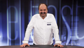 In der neuen Ausgabe der Sat.1-Show von „The Taste“ nimmt Spitzenkoch und Gastjuror Johann Lafer die Kandidatinnen und Kandidaten mit auf eine kulinarische Reise durch sein Leben. Auf jedem Probierlöffel soll ein biografischer Meilenstein angerichtet werden. (Foto: Sat.1/Benedikt Müller)
