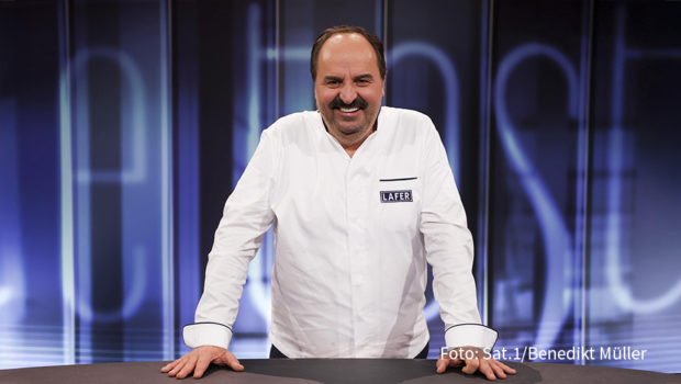 In der neuen Ausgabe der Sat.1-Show von „The Taste“ nimmt Spitzenkoch und Gastjuror Johann Lafer die Kandidatinnen und Kandidaten mit auf eine kulinarische Reise durch sein Leben. Auf jedem Probierlöffel soll ein biografischer Meilenstein angerichtet werden. (Foto: Sat.1/Benedikt Müller)