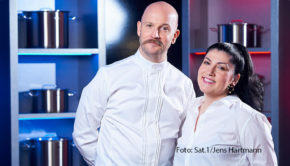 Bei „The Taste“ fordern die beiden Gastjuroren Elif Oskan und Markus Stöckle am 15. November von den Teams rund um Alexander Kumptner, Frank Rosin, Tim Raue und Alexander Herrmann eine perfekte Symbiose aus bayerischer und türkischer Küche. (Foto: Sat.1/Jens Hartmann)