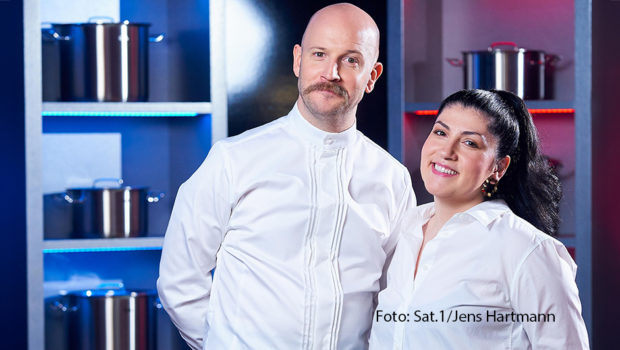 Bei „The Taste“ fordern die beiden Gastjuroren Elif Oskan und Markus Stöckle am 15. November von den Teams rund um Alexander Kumptner, Frank Rosin, Tim Raue und Alexander Herrmann eine perfekte Symbiose aus bayerischer und türkischer Küche. (Foto: Sat.1/Jens Hartmann)