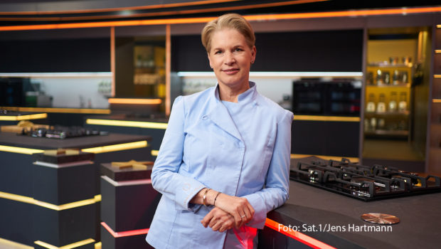In der neuen Ausgabe von „The Taste“ werden diesmal quasi die Coaches gekocht. Mit Hilfe von Gastjurorin Cornelia Poletto sollen die Kandidatinnen und Kandidaten heute Abend einen Löffel ganz nach den Charaktereigenschaften der Kochprofis kreieren. (Foto: Sat.1/Jens Hartmann)