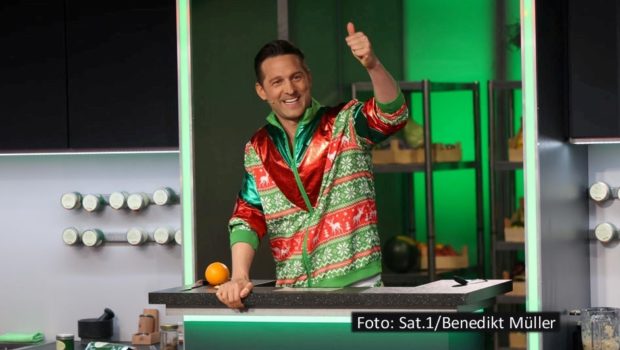 Alexander Kumptner hat sich zum Halbfinale von „The Taste“ am 11. Dezember ebenso mit einem vorweihnachtlichen Ugly-Outfit in Schale geworfen wie seine Coach-Kollegen Tim Raue, Frank Rosin und Alexander Herrmann. Für ihre Teams geht’s u.a. darum, berühmte Weihnachtsfilme kulinarisch umzusetzen. (Foto: Sat.1/Benedikt Müller)