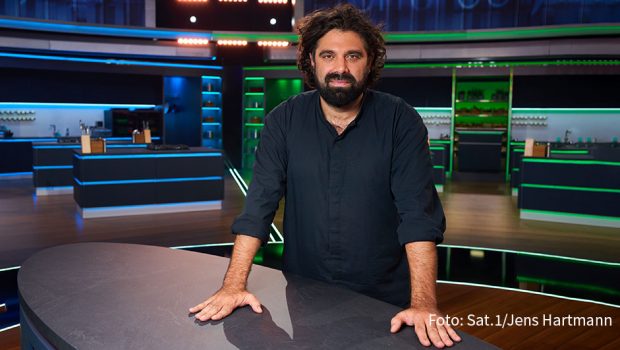 Heute Abend steigt bei „The Taste“ das große Halbfinale. Wer in der nächsten Woche noch weiter vom Sieg am Herd träumen darf, entscheiden in der aktuellen Folge gleich drei Gastjuroren. Fachmann für die griechische Küche ist dabei der Wiener Spitzenkoch Konstantin Filippou. (Foto: Sat.1/Jens Hartmann)