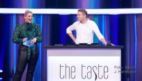 Zwei-Sterne-Koch Martin Klein stellt als Gastjuror im Halbfinale der Sat.1-Show „The Taste“ die Aufgaben für Kandidaten und Coaches. Dabei geht’s diesmal u.a. um Vanille, Schokoladen, Ameisen und Kaktusblätter. (Foto: Sat.1/Jens Hartmann)