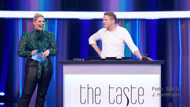 Zwei-Sterne-Koch Martin Klein stellt als Gastjuror im Halbfinale der Sat.1-Show „The Taste“ die Aufgaben für Kandidaten und Coaches. Dabei geht’s diesmal u.a. um Vanille, Schokoladen, Ameisen und Kaktusblätter. (Foto: Sat.1/Jens Hartmann)