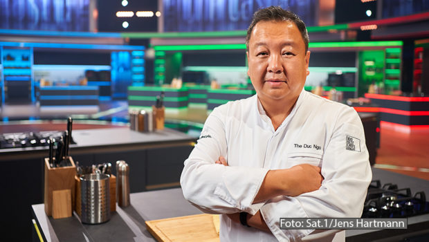 In der aktuellen Ausgabe von „The Taste“ erwartet der Gastjuror The Duc Ngo am heutigen Dienstag von den verbleibenden Kandidatinnen und Kandidaten einen Löffel ganz nach dem Motto „internationale Fusionküche“. (Foto: Sat.1/Jens Hartmann)