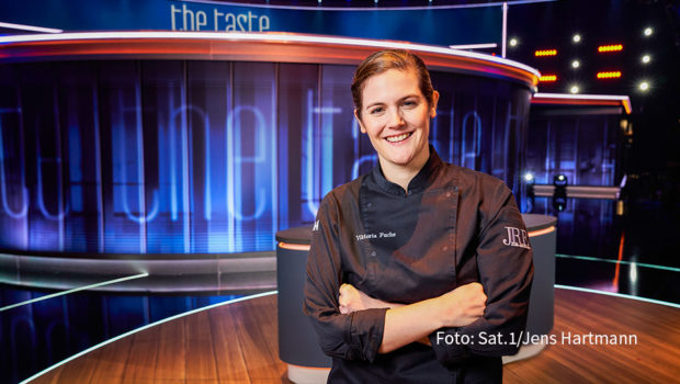 Am 17. Mai zeigt Sat.1 zur Primetime eine neue Ausgabe von „The Taste“. Diesmal mit dabei ist die Gastjurorin und Gastronomin Viktoria Fuchs, die von den Kandidatinnen und Kandidaten perfekte Löffel unter dem Motto „Essen im Hotel“ erwartet.