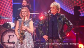 In der fünfteiligen Musikshow „The Tribute“ präsentiert Sat.1 ab August Coverbands, die die Songs und Bühnenshows von Stars wie Rod Stewart, Robbie Williams, den Beatles und Bon Jovi authentisch auf die Bühne bringen. Eine prominent besetzte Jury kürt am Ende den besten Tribute-Act. (Foto: WDR/Oliver Ziebe)